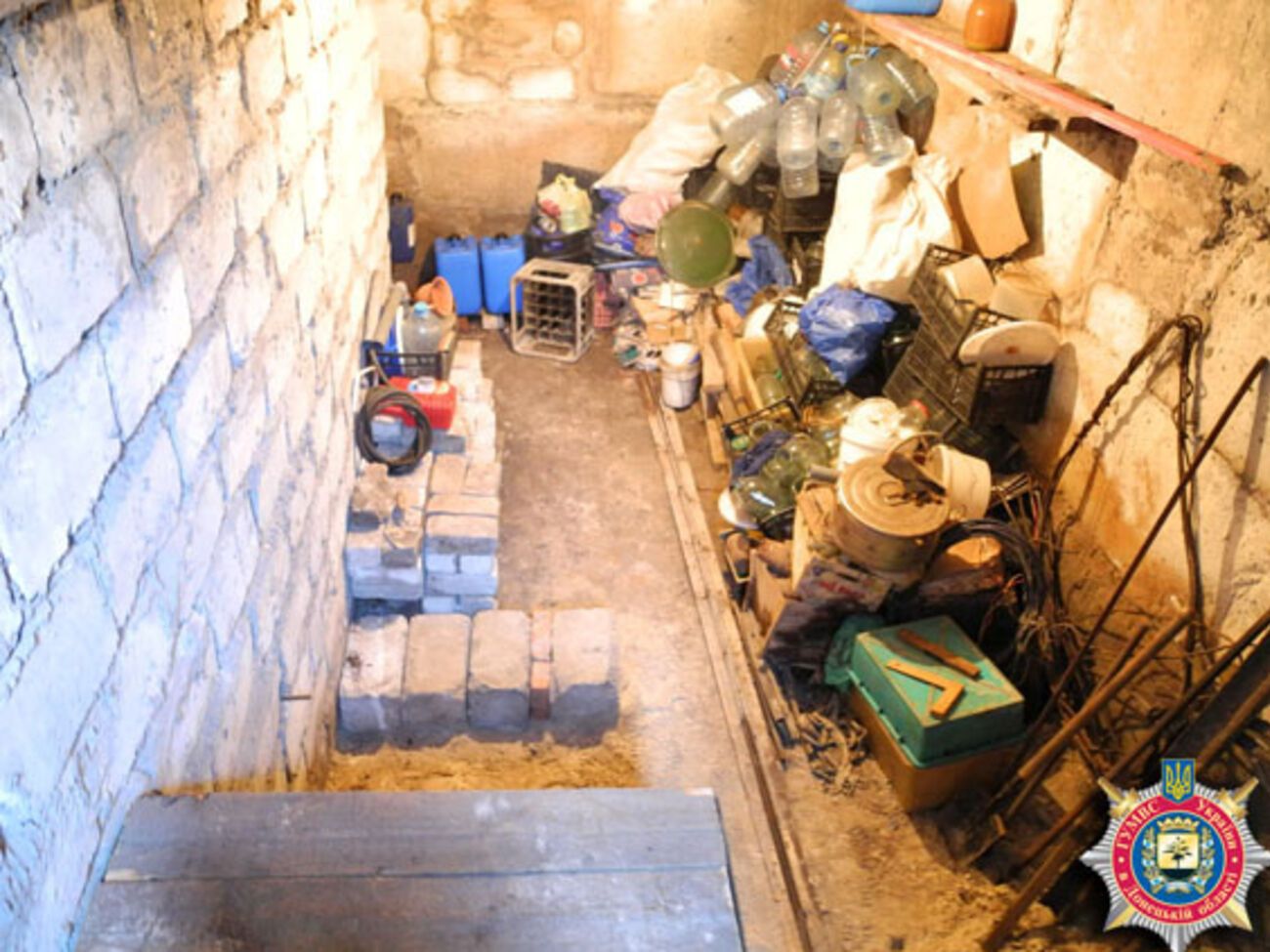 В гаражах хранились мины, гранатометы, гранаты, патроны, взрывчатка, детонаторы и военная амуниция.