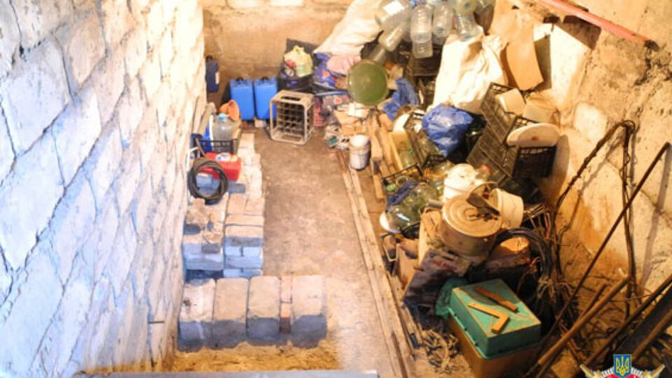 В гаражах хранились мины, гранатометы, гранаты, патроны, взрывчатка, детонаторы и военная амуниция.