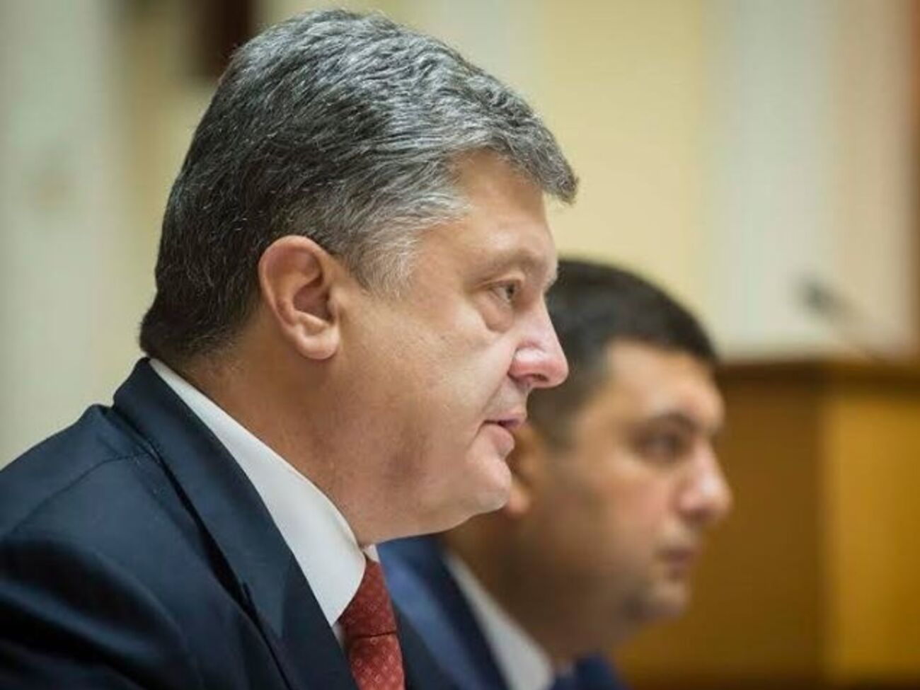 Порошенко отметил, что дымовыми шашками нападавшие пытались прикрыть исполнителей от камер