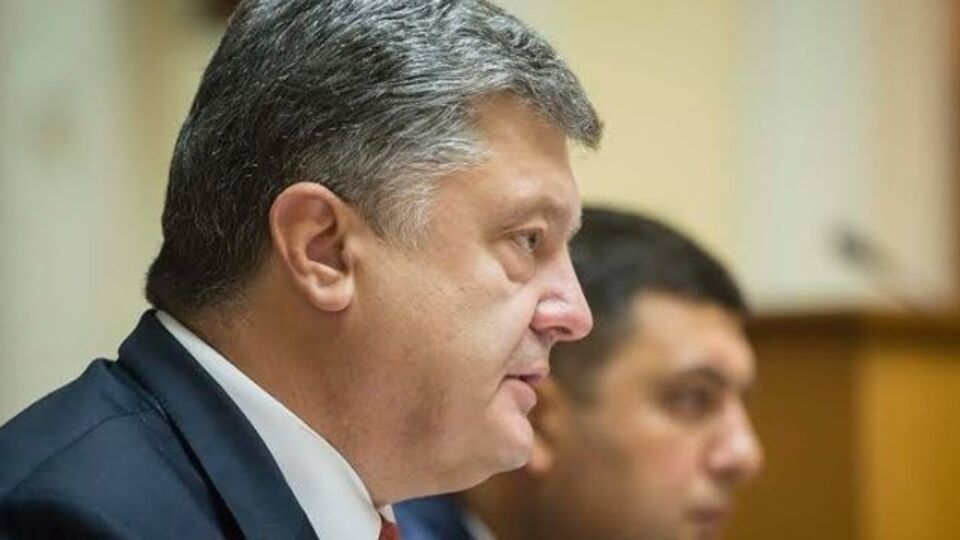 Порошенко отметил, что дымовыми шашками нападавшие пытались прикрыть исполнителей от камер