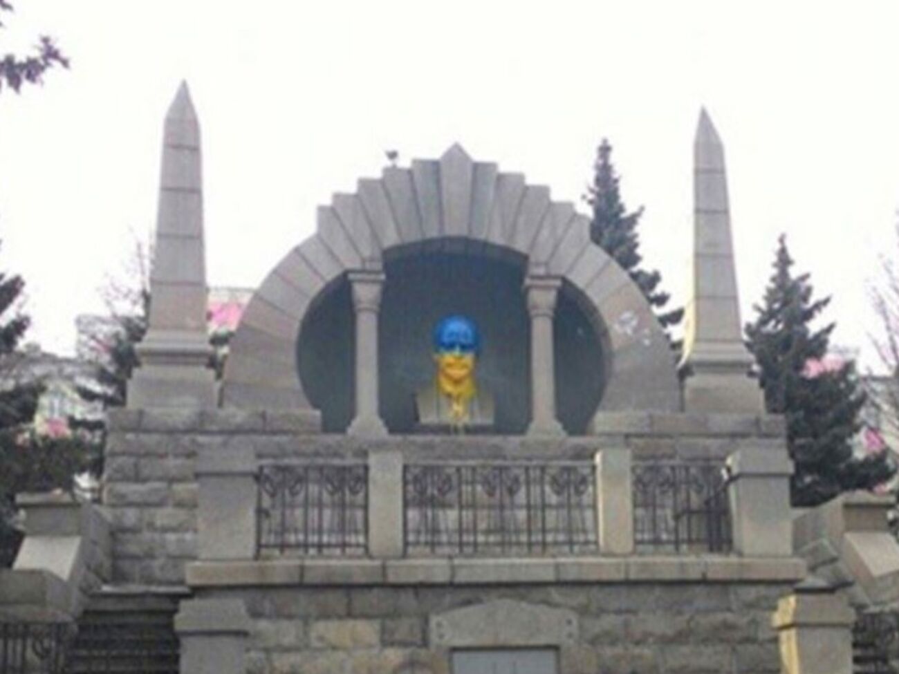 Челябинский Ленин второй раз за год стал желто-синим