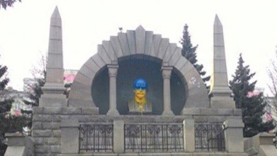 Челябинский Ленин второй раз за год стал желто-синим