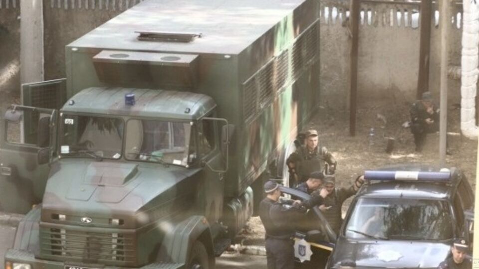 Машины Нацгвардии во дворе приморского райсуда Одессы