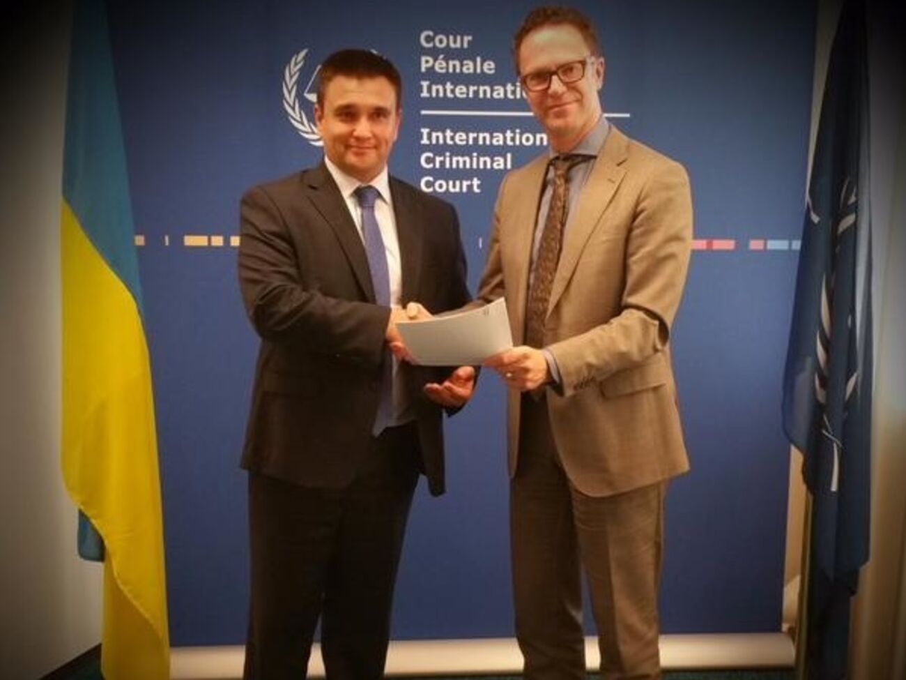 Климкин: Исторический момент. По поручению президента я вручаю заявление о признании юрисдикции МУС