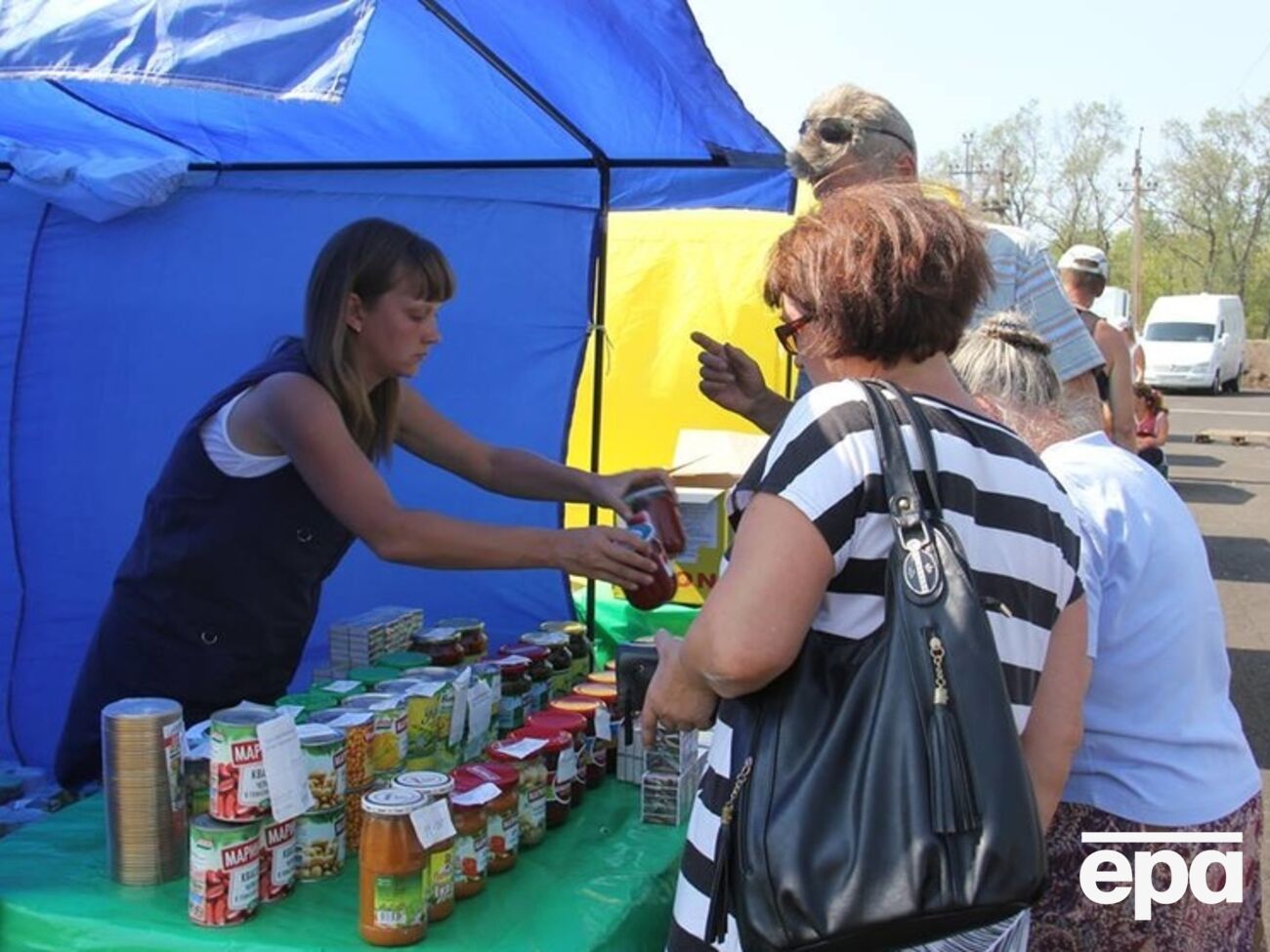 На Донбассе начали работать гуманитарно-логистические центры для жителей оккупированных територий. Фоторепортаж