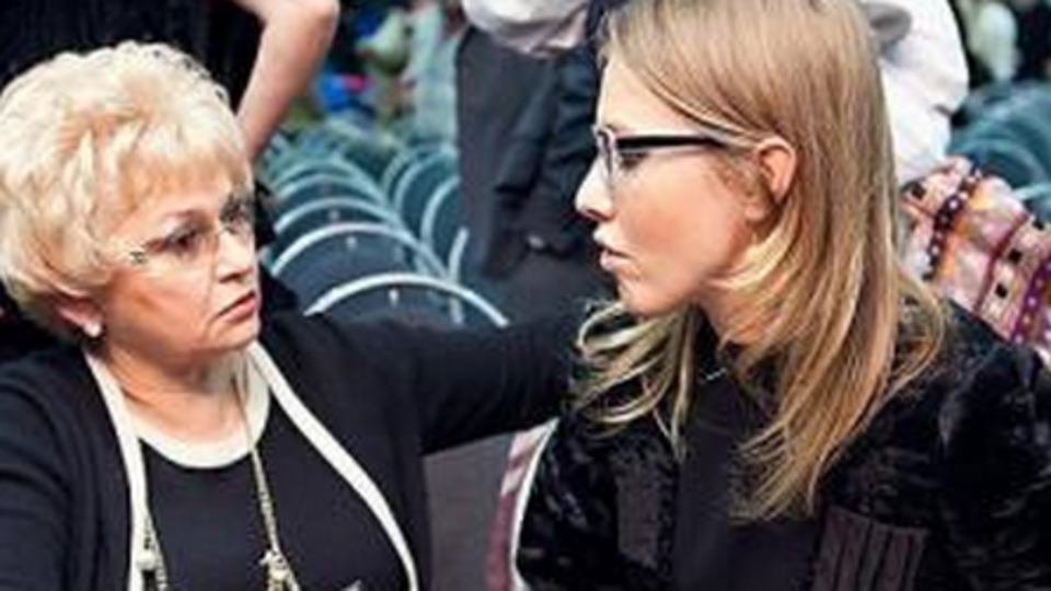 Российский политик Людмила Нарусова (слева) с дочерью Ксенией Собчак