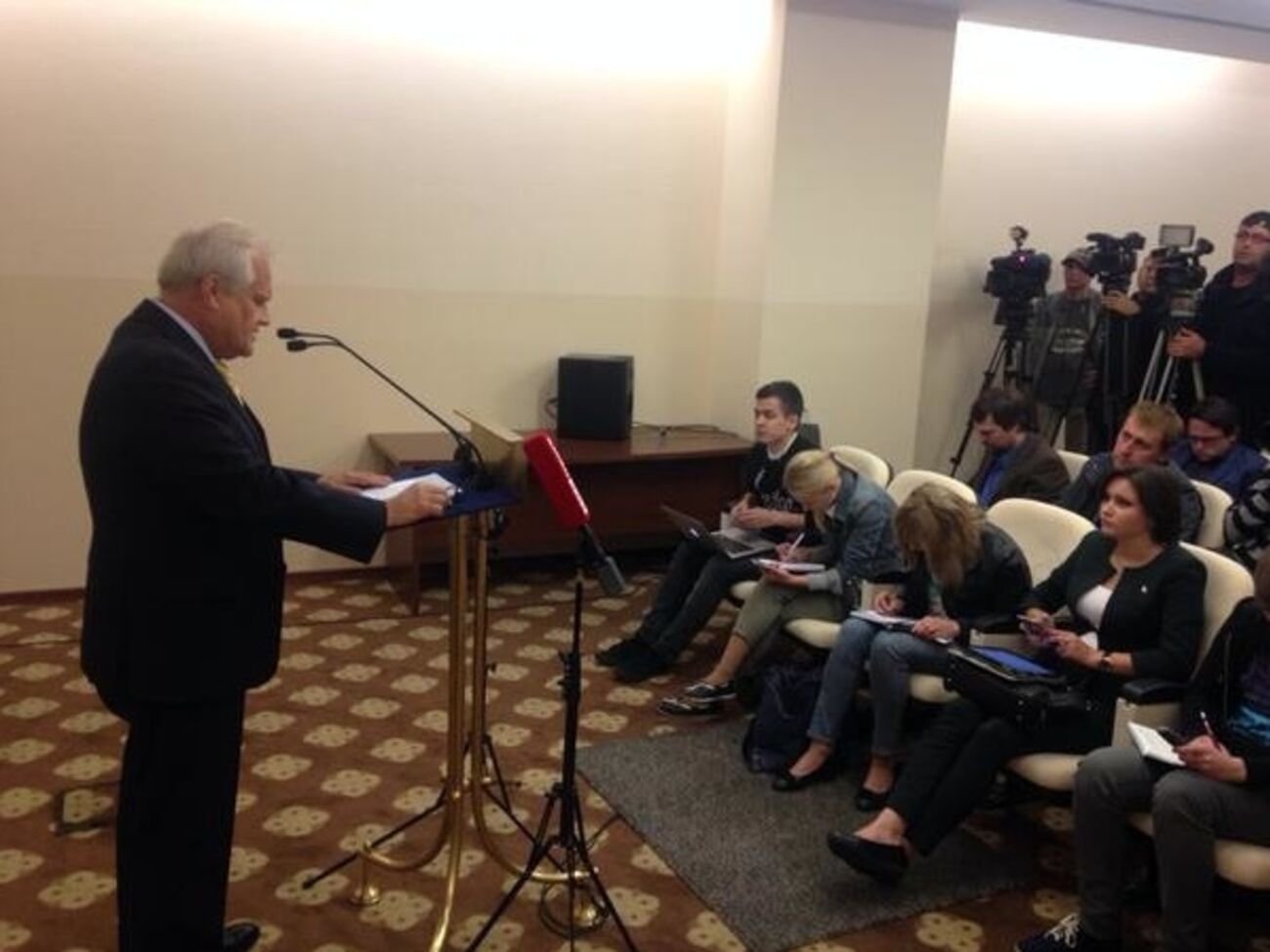 Мартин Сайдик на брифинге после заседания контактной группы