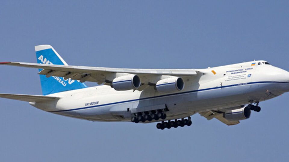 Два самолета АН-124 и один пассажирский борт приземлились на аэродроме города Латакии