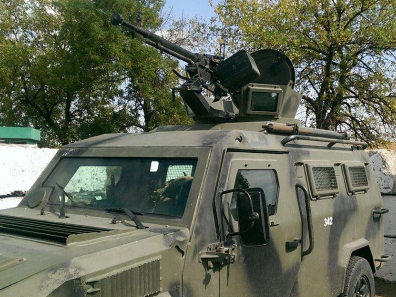 Автомобиль "Кугуар" получил осколочные повреждения