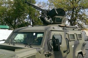 Автомобиль "Кугуар" получил осколочные повреждения