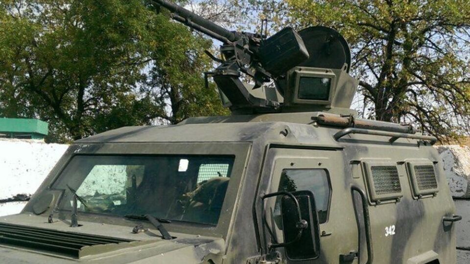 Автомобиль "Кугуар" получил осколочные повреждения