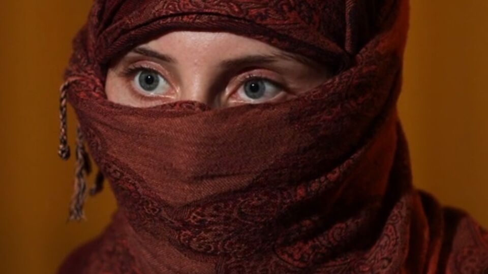 Зейнат: Он всегда говорил нам: "Забудьте своего отца и братьев. Мы убили их. И мы заново женились на ваших матерях и сестрах. Забудьте их"