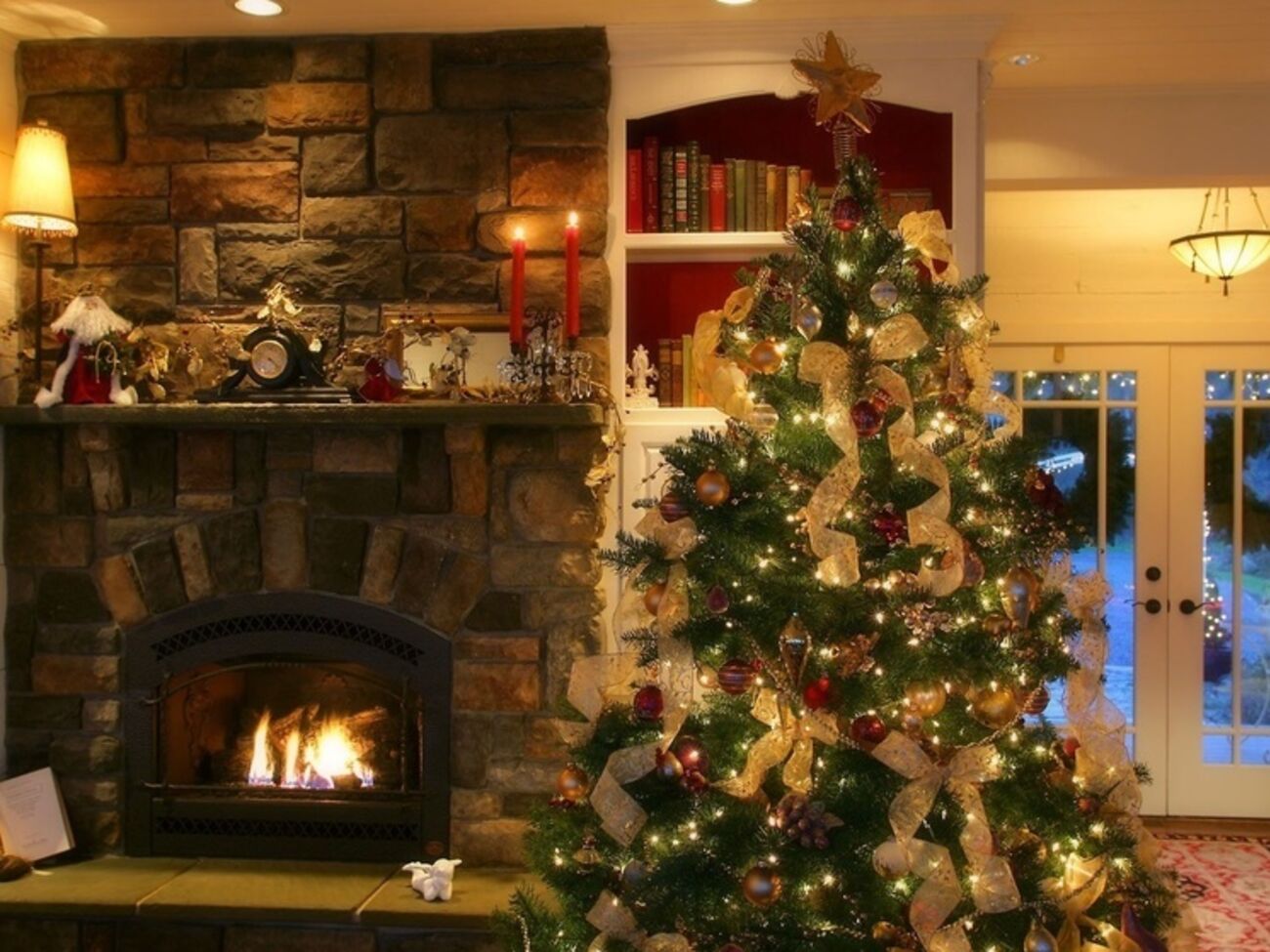 Знаменитости показали, какие новогодние елки украсили их дома