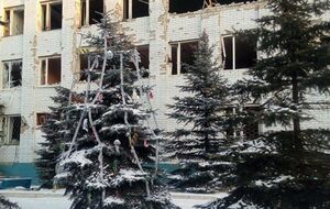 Аброськин показал, как полицейские встречают Новый год на пункте пропуска в Марьинке. Фоторепортаж