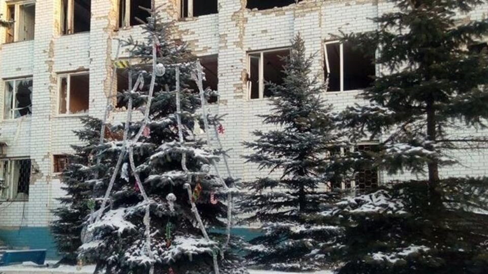 Аброськин показал, как полицейские встречают Новый год на пункте пропуска в Марьинке. Фоторепортаж