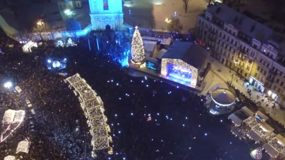 Журналисты опубликовали снятое с дрона видео празднования Нового года в Киеве
