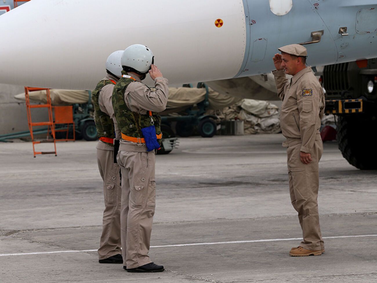 Российские военнослужащие в Сирии встретили Новый год с присланной из РФ елкой