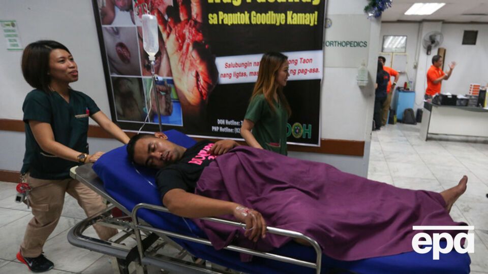 Пострадавший от запуска петард в госпитале Манилы ранним утром 1 января