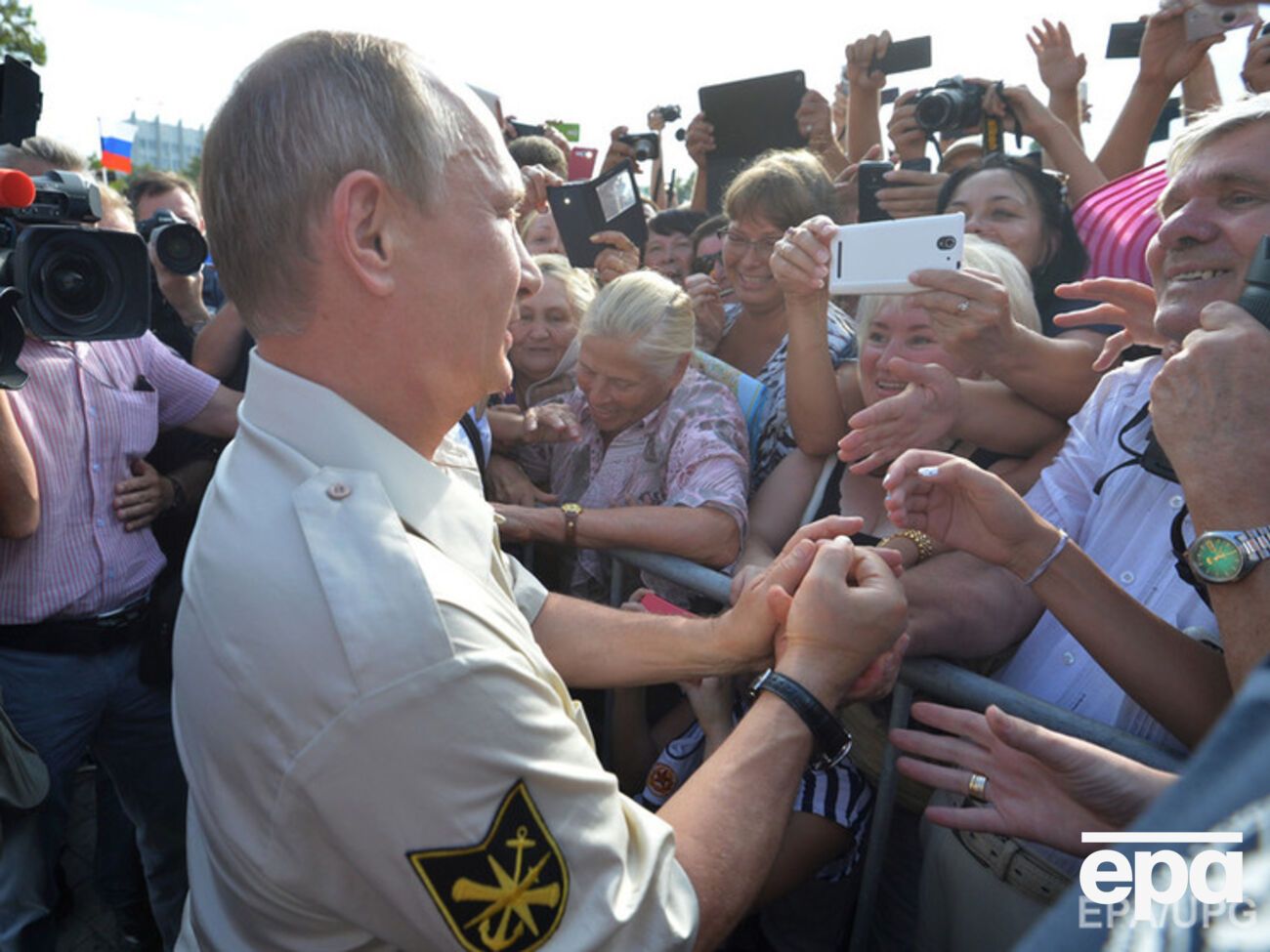 В Крыму по просьбе Владимира Путина провели опрос, подписывать ли контракт с Украиной