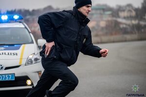 Патрульные полицейские открыли огонь по нарушителю, стрелявшему по ним из ружья