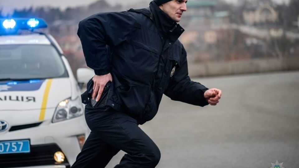 Патрульные полицейские открыли огонь по нарушителю, стрелявшему по ним из ружья