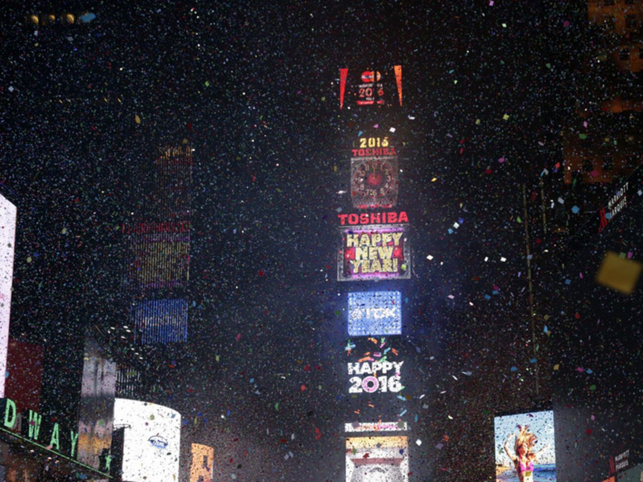 Более миллиона человек встретили Новый год на Таймс-сквер в Нью-Йорке. Фоторепортаж