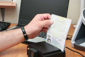 Госпогранслужба Украины: семья из Таджикистана попросила в Украине политического убежища