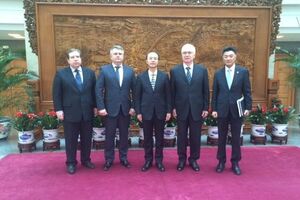 Замминистра иностранных дел Украины Сергей Кислица (второй слева) совершил однодневный рабочий визит в КНР