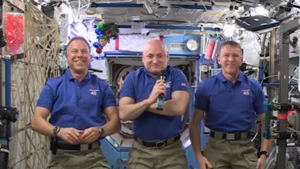 Астронавты поздравили землян с Новым годом из космоса