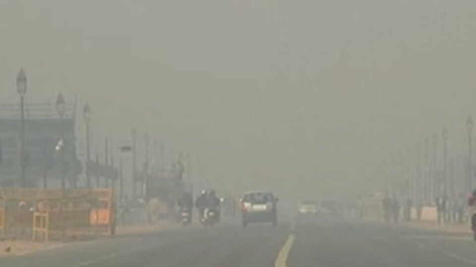 В Дели из-за загрязнения воздуха выхлопными газами ввели ограничения на использование личного автотранспорта