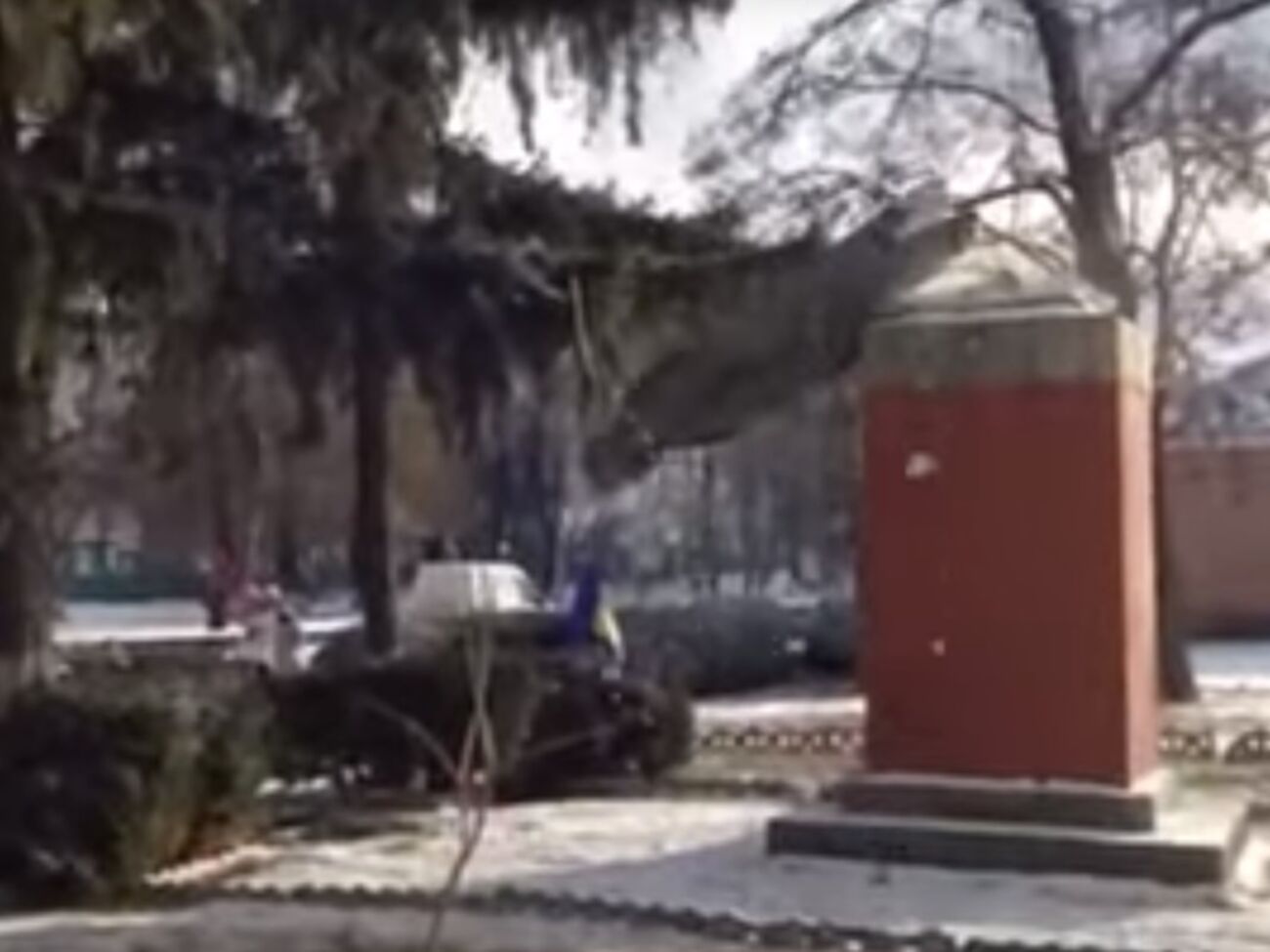 Под Кременчугом пьяные активисты снесли памятник Ленину