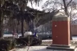 Под Кременчугом пьяные активисты снесли памятник Ленину