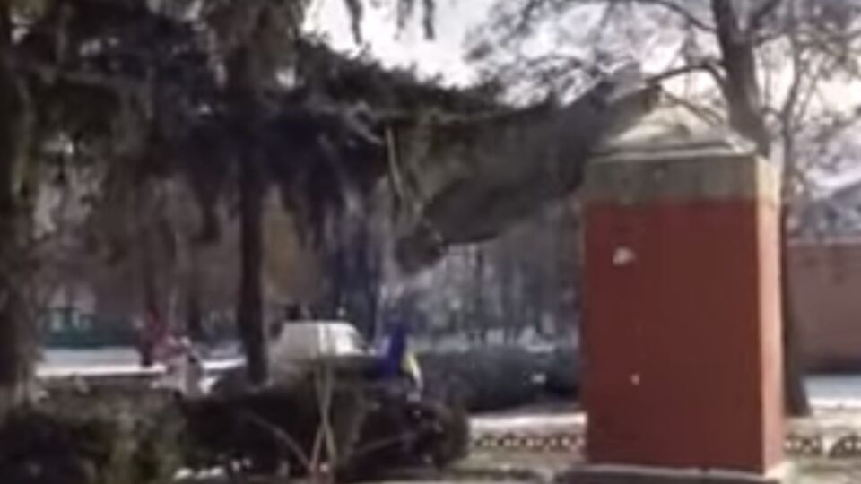 Под Кременчугом пьяные активисты снесли памятник Ленину