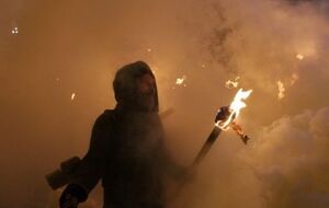 Во Львове один из участников шествия зажег что-то, похожее на дымовую шашку