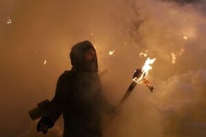 Во Львове один из участников шествия зажег что-то, похожее на дымовую шашку