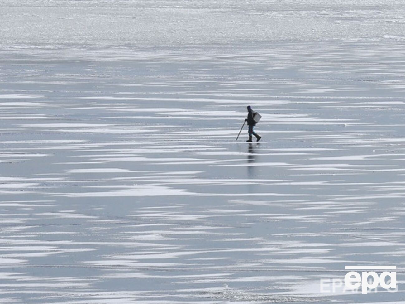 В первый день нового года несколько человек провалились под лед