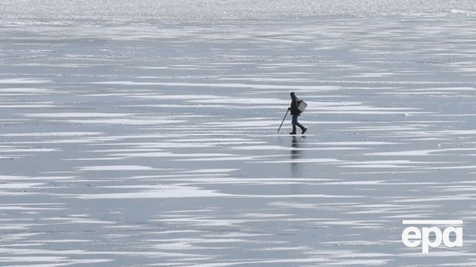 В первый день нового года несколько человек провалились под лед