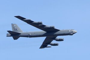 Бомбардировщик B-52 в полете