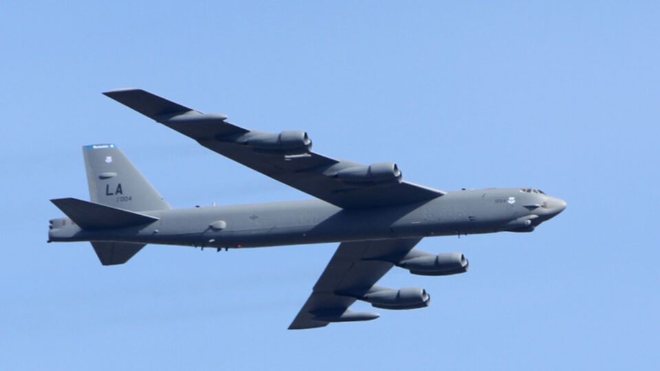 Бомбардировщик B-52 в полете