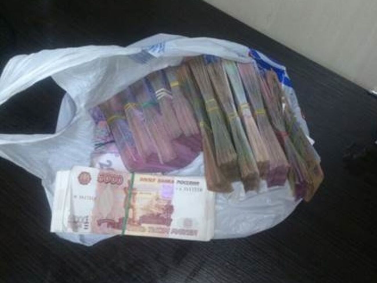 Деньги были спрятаны в проезжавших через контрольно-пропускной пункт легковых автомобилях