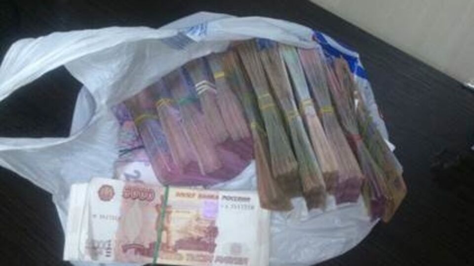 Деньги были спрятаны в проезжавших через контрольно-пропускной пункт легковых автомобилях