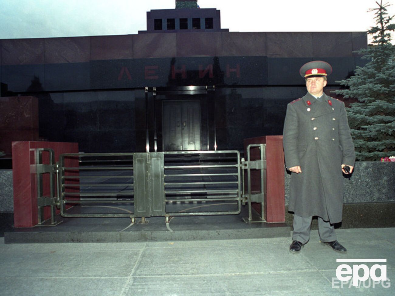 Тело Ленина было захоронено в мавзолее на Красной площади в 1924 году