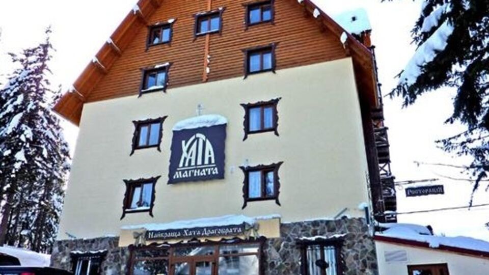 Пятеро неизвестных вооруженных мужчин устроили драку с охранниками туристической базы на Закарпатье