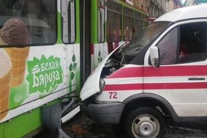 Во Львове автомобиль скорой помощи столкнулся с трамваем
