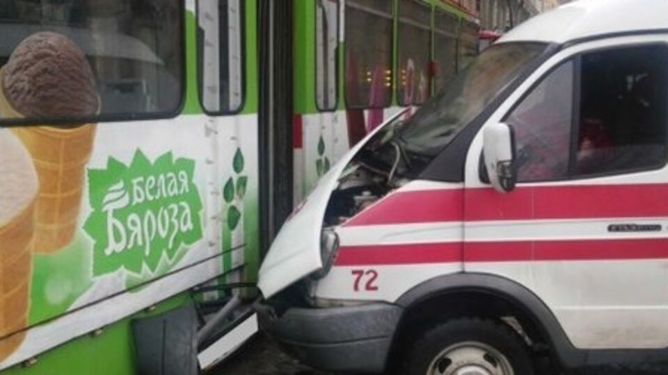 Во Львове автомобиль скорой помощи столкнулся с трамваем
