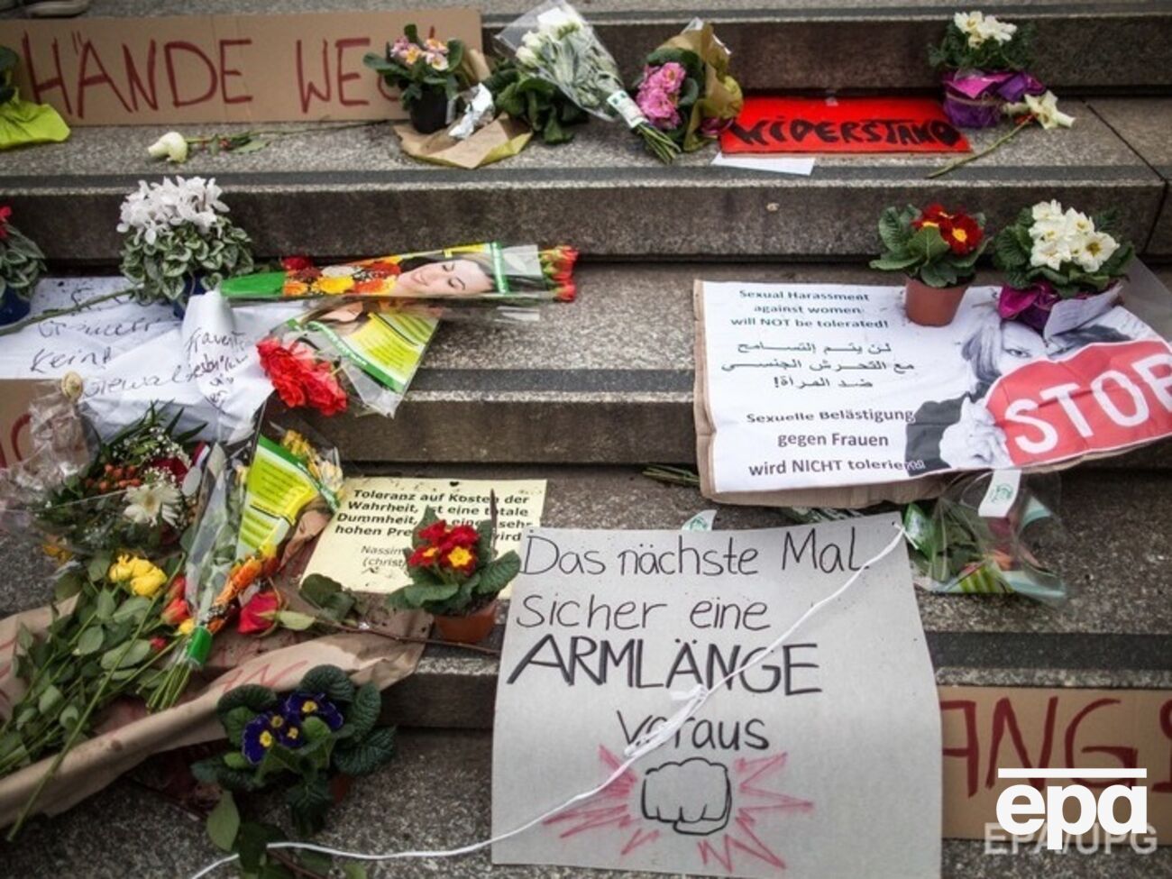 На ступенях кельнского вокзала появились цветы и плакаты с призывами положить конец насилию