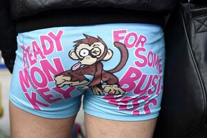 В Европе прошел флешмоб "В метро без штанов". Фоторепортаж