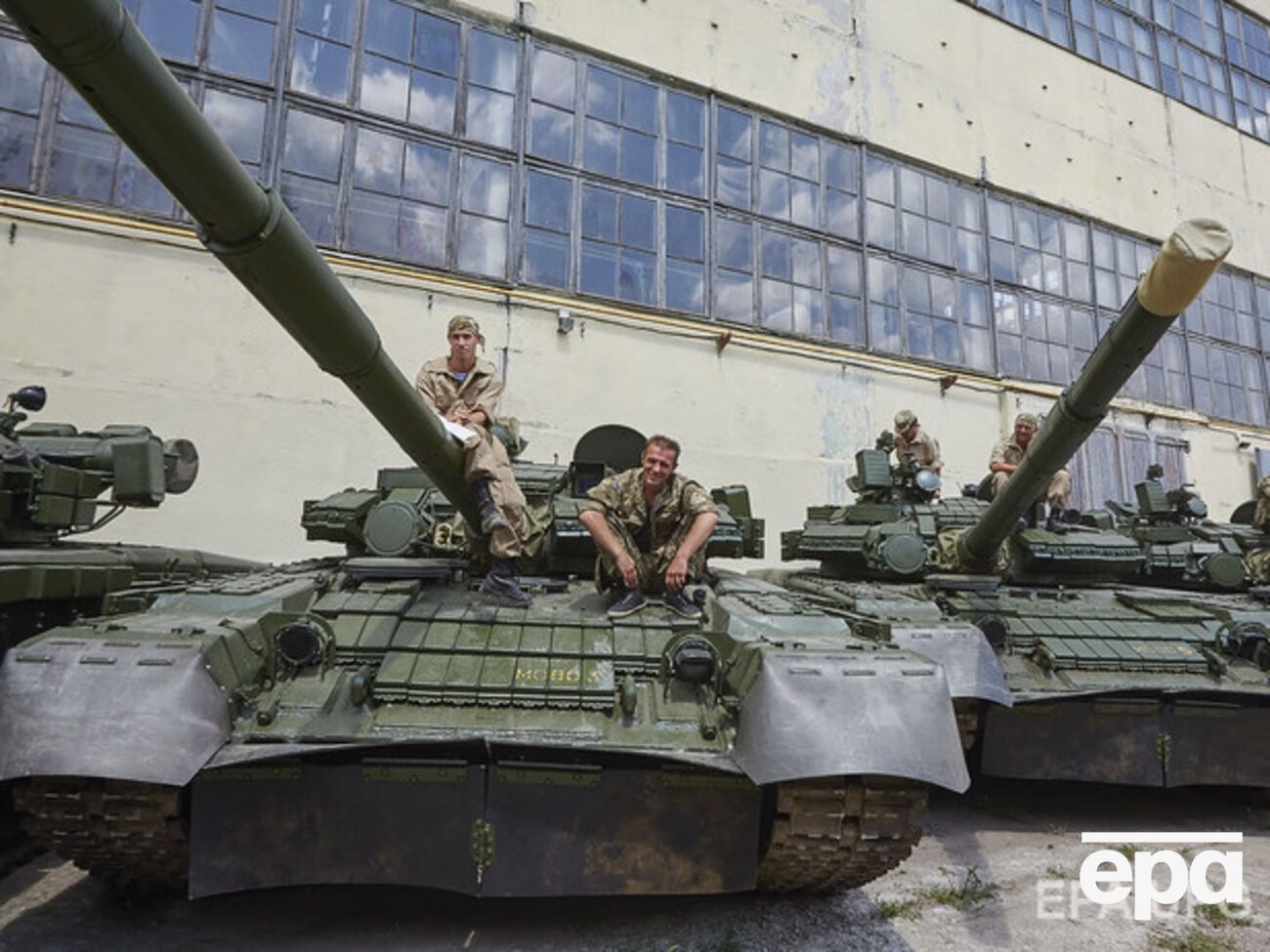 Готовые к отправке в войска танки на территории предприятия