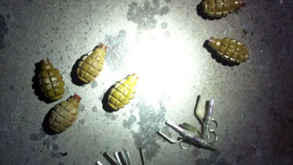 Гранаты и запалы, найденные в тайнике