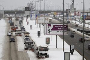 Грузовики могли помешать уборке снега, заявили в КГГА